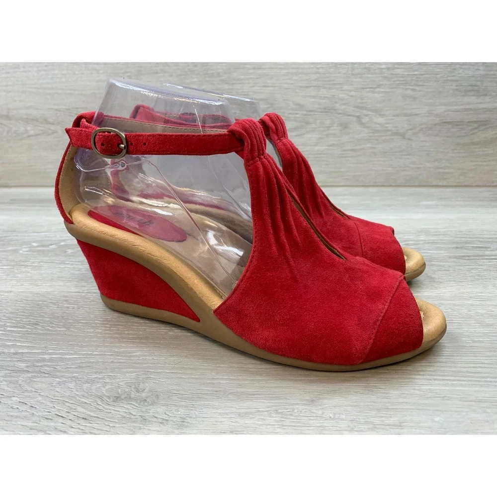 Earth Caper Bright Red Suede Pleated Wedge Sandals Women's 8 B Peep Toe Cutout